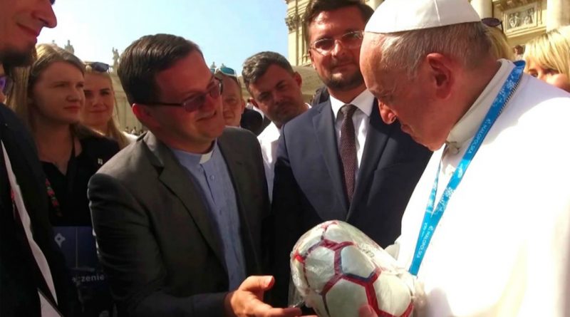 El Papa Francisco Recibio Una Pelota Hecha Por Internos De La Carcel De Trenque Lauquen La Voz De Rosario