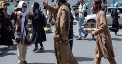 Afganistán: Con disparos al aire y golpes, los talibanes dispersaron una marcha de mujeres