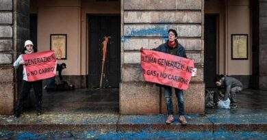 Italia: Detuvieron en Milán a 5 activistas que vandalizaron el Teatro de La Scala