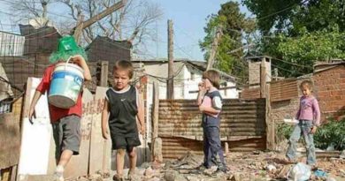 300 mil familias viven sobre pisos de tierra, que perjudican la salud y los juegos de los niños