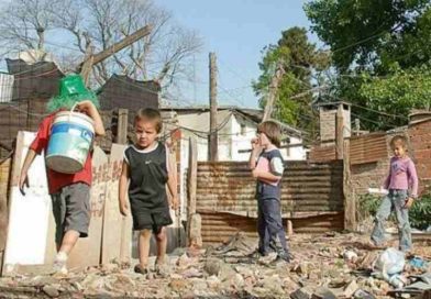 300 mil familias viven sobre pisos de tierra, que perjudican la salud y los juegos de los niños