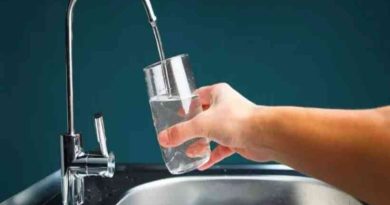 La importancia de beber suficiente agua y consumir alimentos ricos en líquidos