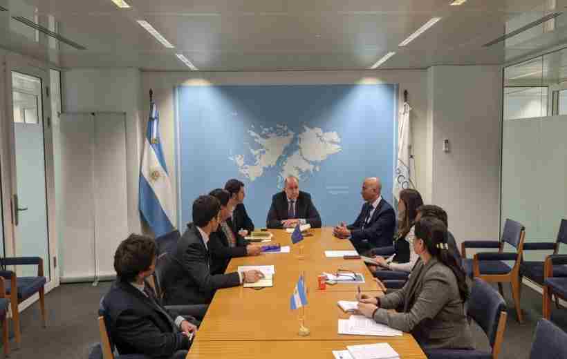 Perotti mantuvo reuniones de trabajo con funcionarios de la Embajada ...