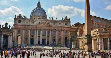 El papa León revocó una reducción salarial a cardenales y otros funcionarios