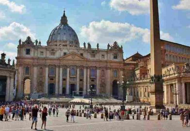 El papa León revocó una reducción salarial a cardenales y otros funcionarios