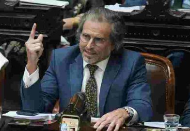 Benegas Lynch acusó a García Cuerva de “militar son sotana” y dijo que su homilía fue “lamentable”