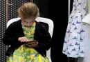 Francia debería frenar uso de celulares y redes sociales entre niños y adolescentes, según expertos