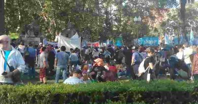 Rosario se movilizó contra el ajuste a la educación: Una multitud colmó la plaza San Martín