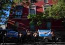 Militantes feministas se desnudaron frente a la Embajada argentina en España para repudiar la presencia de Milei