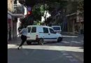 Ataque de furia en el centro rosarino: En plena calle un conductor de un vehículo discutió con otro y le arrojó un piedra