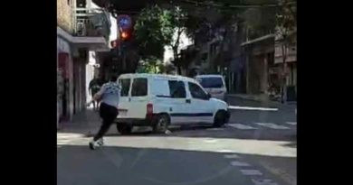Ataque de furia en pleno centro rosarino: En plena calle un conductor de un vehículo discutió con otro y le arrojó un piedra