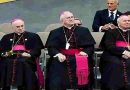 El Vaticano excomulgó a un arzobispo enemigo del papa Francisco