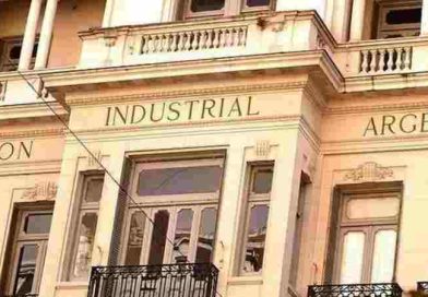 El Gobierno se reúne con la UIA en medio de la caída de la actividad industrial y pedidos de alivio