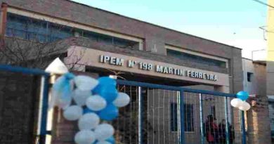 Protesta en la puerta de una escuela en Córdoba por una alumna que sufre bullying: “Esto es constante”