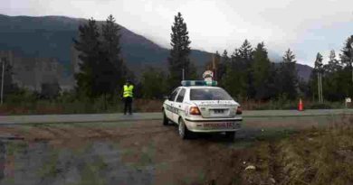 Relato salvaje en El Bolsón: Le quebró los dedos al inspector de tránsito que lo multó