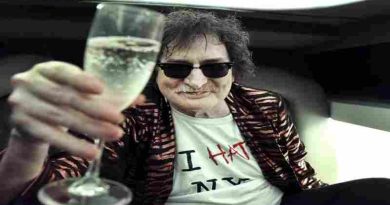 Los fanáticos de Charly García repitieron anoche “el acto de vigilia” para celebrar su cumpleaños número 74
