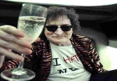 Los fanáticos de Charly García repitieron anoche “el acto de vigilia” para celebrar su cumpleaños número 74