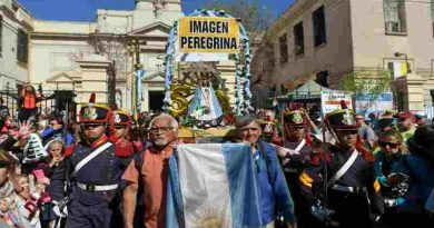 Miles de fieles peregrinan a Luján para pedirle y agradecerle a la Virgen