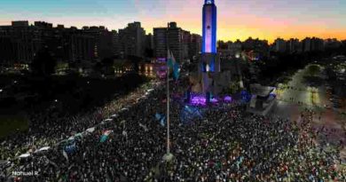 Una multitud de rosarinos en las calles le advirtió a Milei que es un error vetar la “Ley de Financiamiento Universitario”