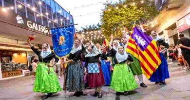 Colectividades mostraron gran despliegue de música y color en el tradicional desfile por el centro rosarino