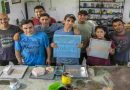 Jóvenes de Parada Oeste fabrican baldosas para las veredas con propósito