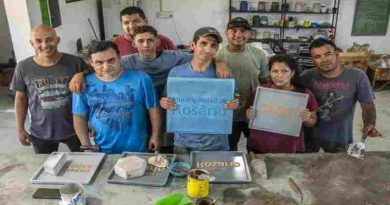 Jóvenes de Parada Oeste fabrican baldosas para las veredas con propósito