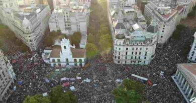 Fue multitudinaria la marcha “antifascista” que se movilizó a Plaza de Mayo con fuertes críticas a Milei