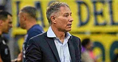 Ariel Holan pergeña un esquema más ofensivo para visitar a Gimnasia en La Plata