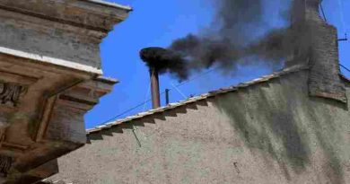 Sigue el cónclave y aún sin Papa, otra vez el humo negro apareció en la primera fumata de hoy