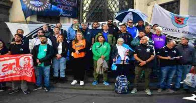 Gremios del transporte local se movilizan a la Bolsa de Comercio en repudio a las decisiones del gobierno sobre el “derecho a huelga” y la “marina mercante”