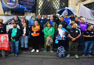 Gremios del transporte local se movilizan a la Bolsa de Comercio en repudio a las decisiones del gobierno sobre el “derecho a huelga” y la “marina mercante”