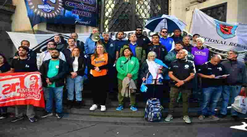 Gremios del transporte local se movilizan a la Bolsa de Comercio en repudio a las decisiones del gobierno sobre el “derecho a huelga” y la “marina mercante”