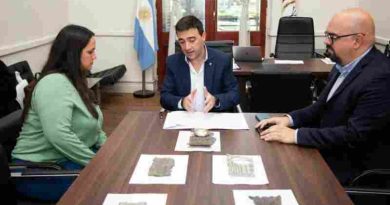 La provincia continúa devolviendo placas de bronce que habían sido sustraídas de cementerios