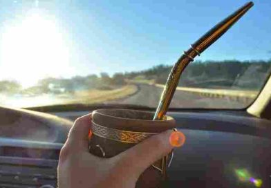 Multas de hasta $420.000 por tomar mate en la ruta: ¿en qué provincias está prohibido?