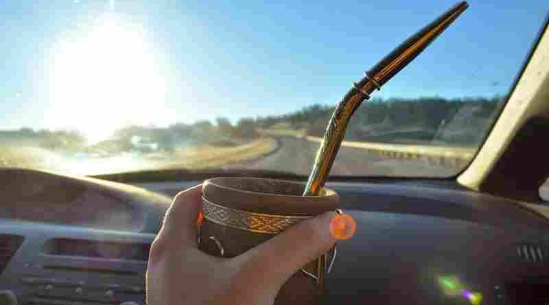 Multas de hasta $420.000 por tomar mate en la ruta: ¿en qué provincias está prohibido?
