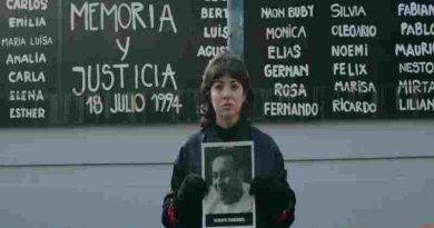 Su abuelo murió en la AMIA; su papá sobrevivió y hoy interpreta una emotiva canción para mantener vivo el reclamo de justicia