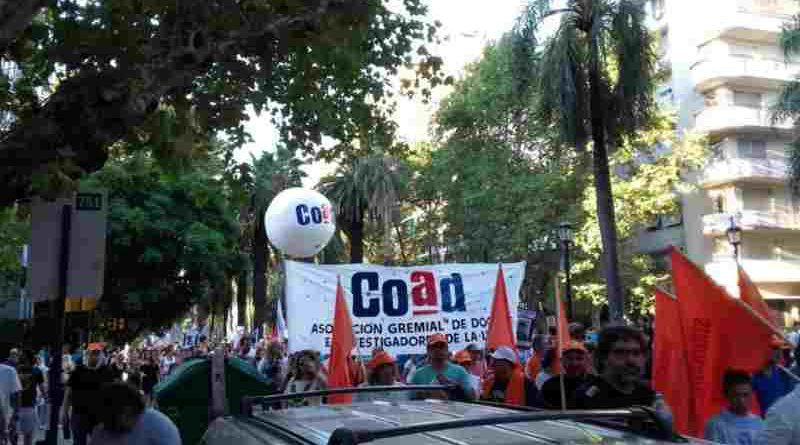 Docentes de la UNR se suman a la marcha por la salud pública