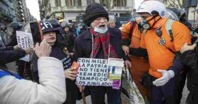 Represión, incidentes, empujones y siete detenidos en una nueva marcha de jubilados al Congreso