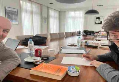 Sugestivo posteo de Sturzenegger y Milei en Olivos con un libro en la mesa