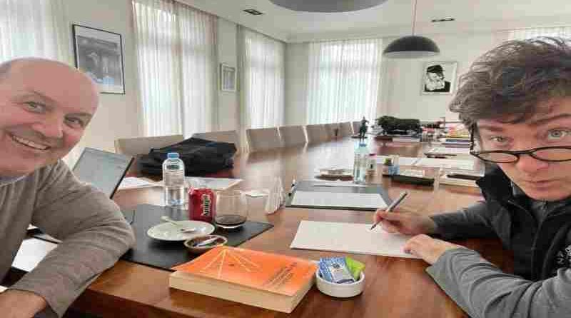 Sugestivo posteo de Sturzenegger y Milei en Olivos con un libro en la mesa