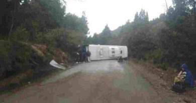 Impactante vuelco de un micro con 44 turistas en la ruta a Villa Traful, hay 20 heridos, 5 de gravedad