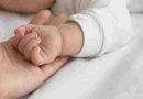Una pareja de mujeres que querían ser madres subrogaron un vientre se arrepintieron y dan al bebé en adopción