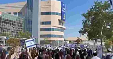 Miles de israelíes celebran Simjat Torá en los hospitales donde se recuperan los rehenes liberados