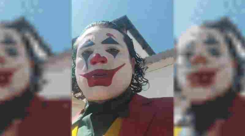 Un hombre quiso votar disfrazado de “El Joker” y como no lo dejaron se fue