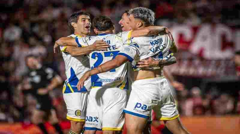 El invencible Rosario Central paseó por Córdoba su invicto con un nuevo triunfo y de paso, se convirtió en finalista de la Supercopa Internacional