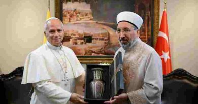 El papa León XIV, con cristianos y musulmanes en Estambul