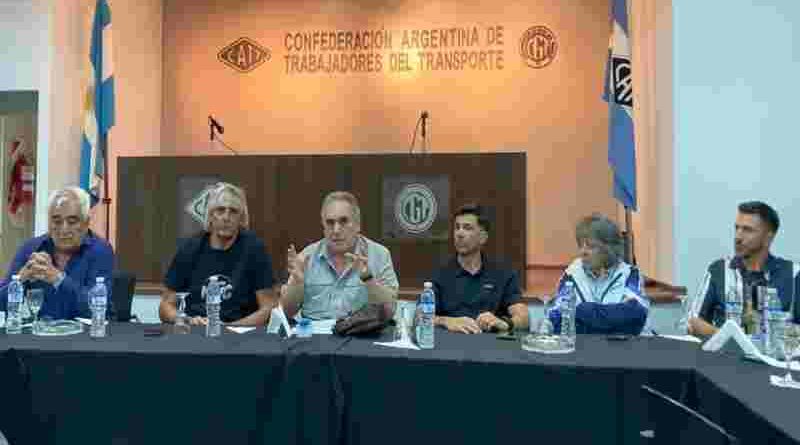 El sindicalismo activa contra la reforma laboral: Los gremios de transporte plantan bandera y la CGT agita con intendentes
