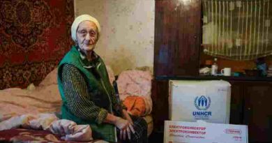 Nadiia tiene 80 años, sobrevive a bombardeos y al frío en el sur de Ucrania y cuida de un hijo discapacitado