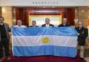 Javkin entregó a ex combatientes de Malvinas la bandera argentina que enarbolarán en la cima del Aconcagua