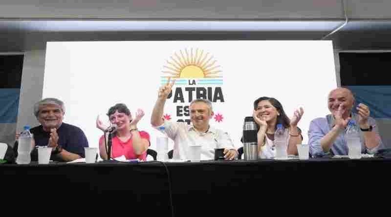 Larroque en el plenario de fin de año de La Patria es el Otro: “El peronismo está con Axel”